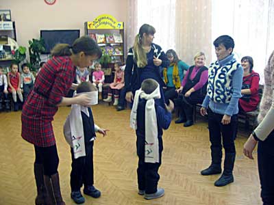 Нет слов таких, чтоб выразить сполна, 
что значит мама и что для нас она